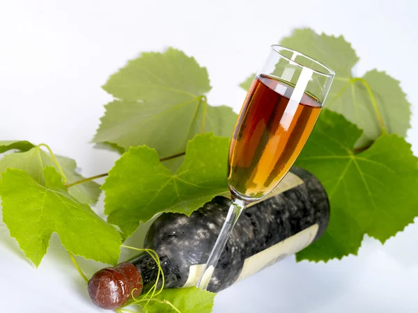 Eski şarap hala hayat. şişe ve cam w — Stok fotoğraf