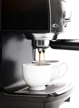 İki fincan kahve kahve makinesi