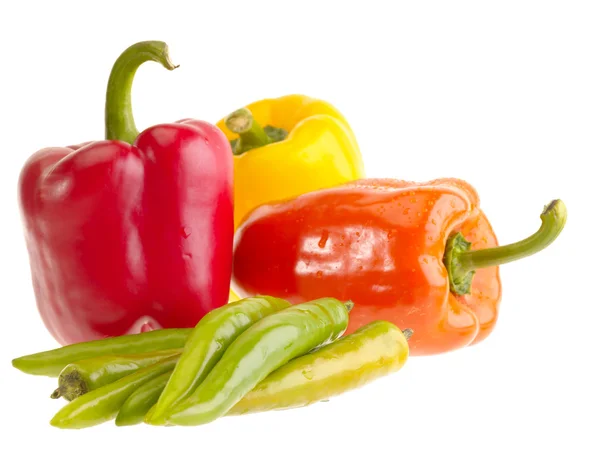 Různé čerstvé chutné papriky na bílém w — Stock fotografie