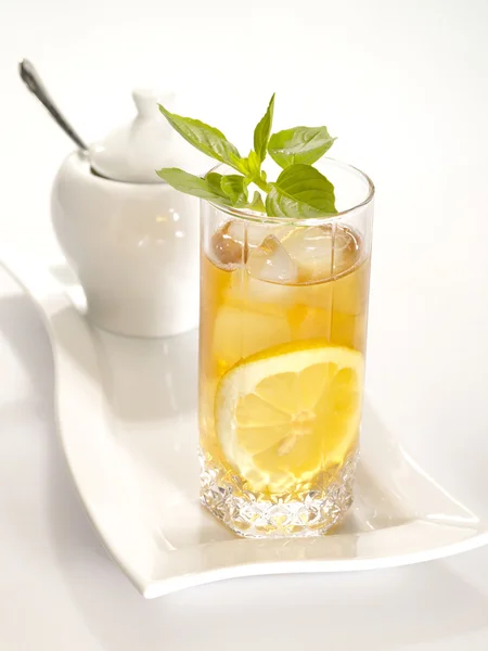 Chá preto frio com limão, gelo e água — Fotografia de Stock