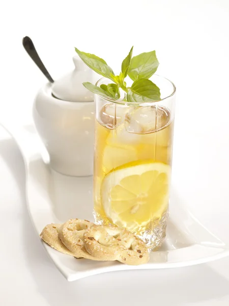 Kall svart te med citron is och vatten — Stockfoto