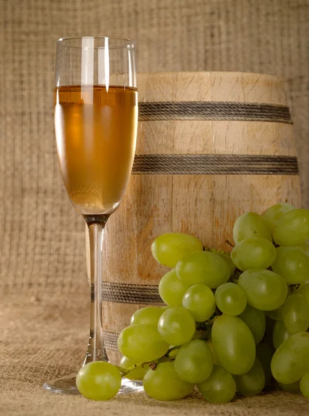 Old wine still-life with grape and wine — Stock Photo, Image