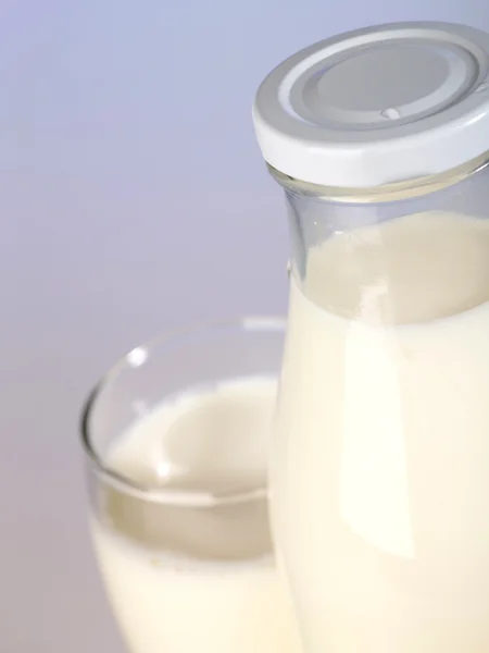 Бутылка молока со стеклом — стоковое фото