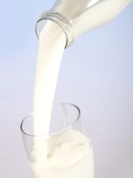 Молочный ручей. Стекло и бутылка ми — стоковое фото