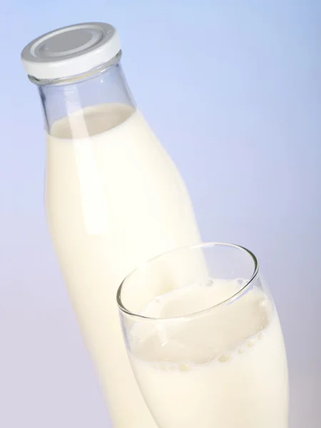 Verre et bouteille de lait — Photo