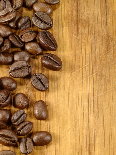 Kaffeebohnen auf dem Holztisch als Lebensmittel — Stockfoto