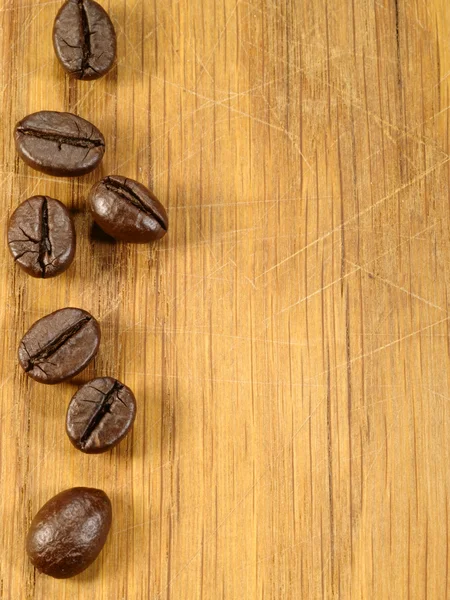 作为食物的木桌上的咖啡豆 — 图库照片
