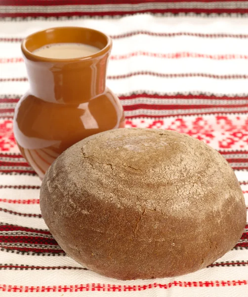 Delicioso pan en el tradicional campesino t — Foto de Stock