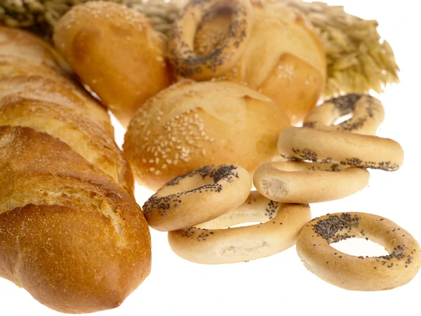 Gott bröd på vit bakgrund — Stockfoto