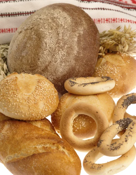 Delicioso pan sobre fondo blanco — Foto de Stock