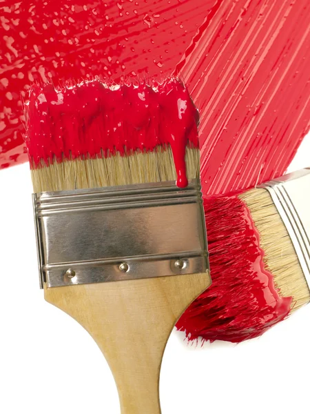 Pincel de pintura com gota de cor. isolado em — Fotografia de Stock