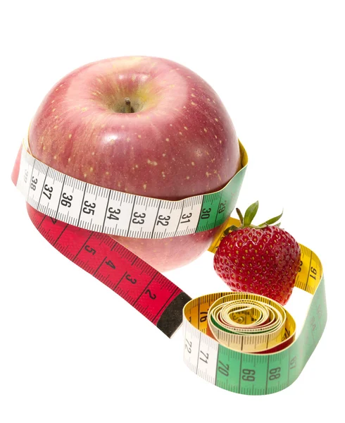 巻き尺とイチゴと赤いりんご — ストック写真