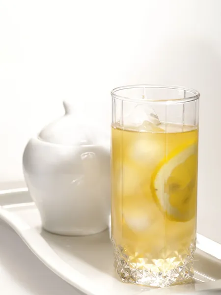 Cold green tea with lrmon and ice on th — Stock Photo, Image