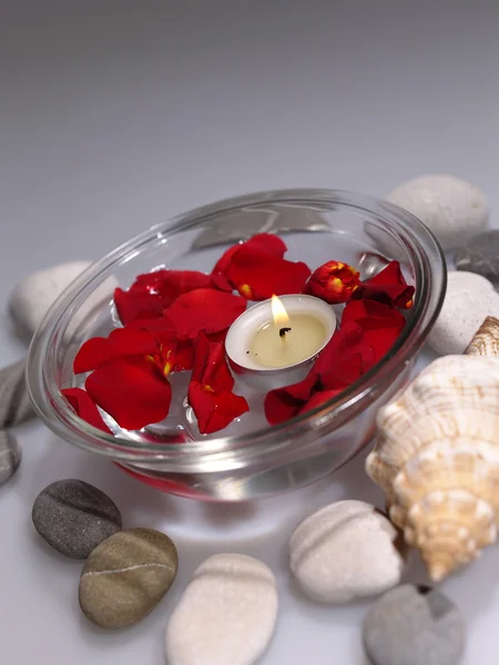 Badezimmer-Stillleben mit Kerzen und Rosen — Stockfoto