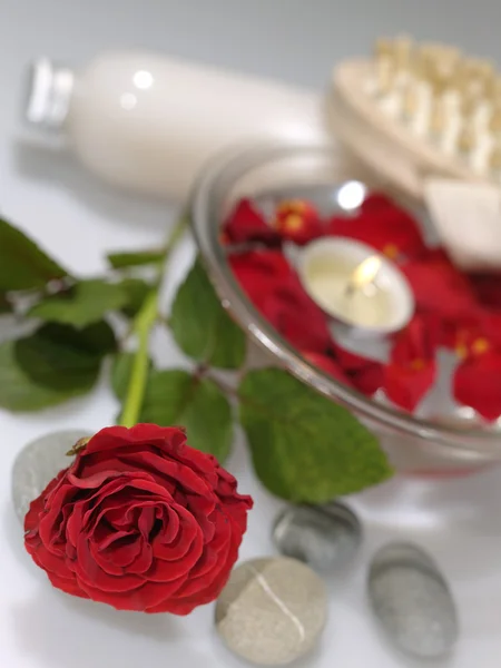 Badezimmer-Stillleben mit Kerzen und Rosen — Stockfoto