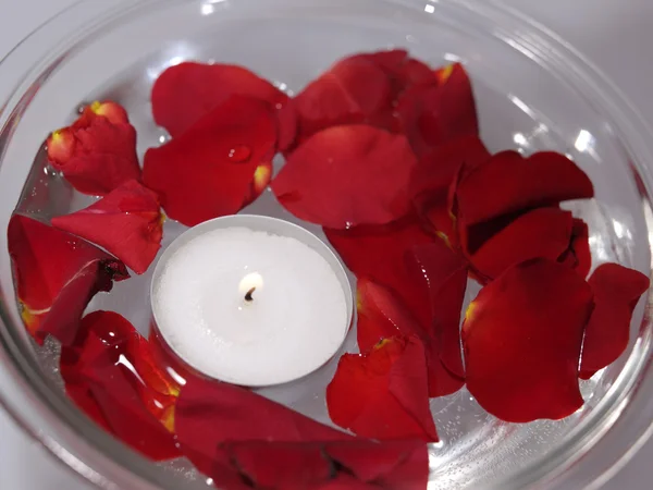 Badkamer-Stilleven met kaarsen en ros — Stockfoto