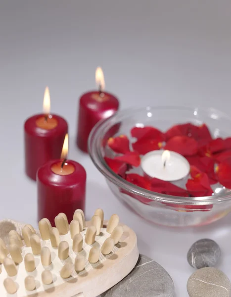Натюрморт у ванній зі свічками та трояндою — стокове фото