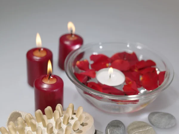 Ванная комната натюрморт со свечами и розами — стоковое фото