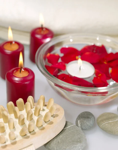 Salle de bain nature morte avec bougies et ros — Photo