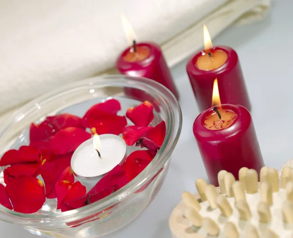 Casa de banho ainda-vida com velas e ros — Fotografia de Stock