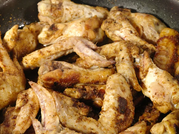 Fritto deliziose ali di pollo sul fritto — Foto Stock
