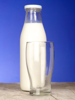şişe ile taze süt ve üzerinde cam