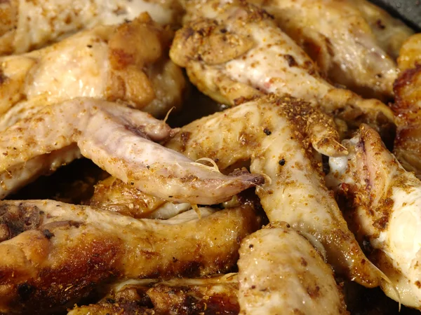 Смажені смачні курячі крильця на фритюрі — стокове фото