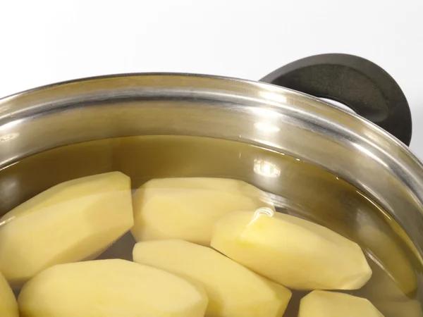 Čerstvé syrové oloupané brambory na ocel — Stock fotografie