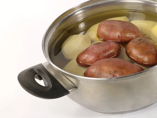 Patatas frescas crudas en la sartén de acero. Yo... — Foto de Stock
