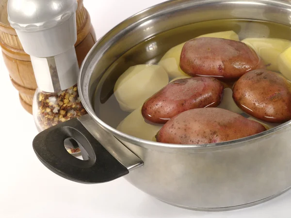 Pommes de terre crues fraîches dans la poêle en acier. I — Photo