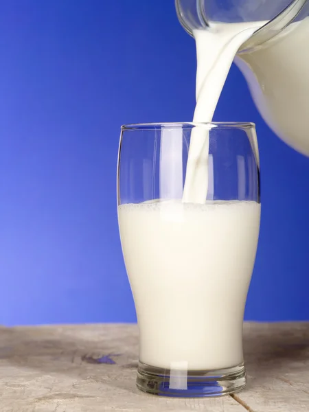 Молочный ручей. Стекло и кувшин с молоком — стоковое фото