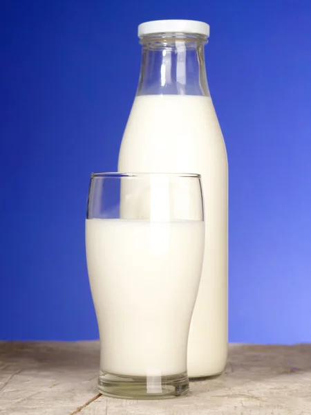 Бутылка со свежим молоком и стаканом на — стоковое фото