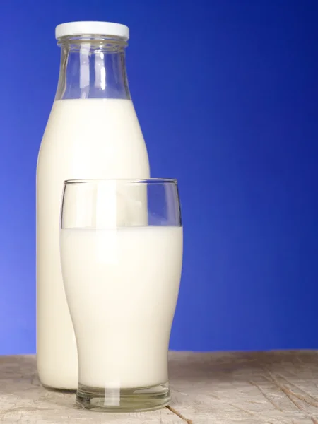 Пляшка зі свіжим молоком і склянкою на — стокове фото