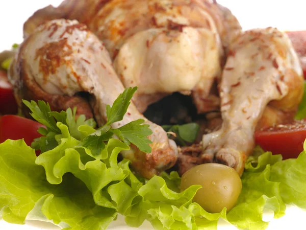 Pollo grigliato intero con verdure su — Foto Stock