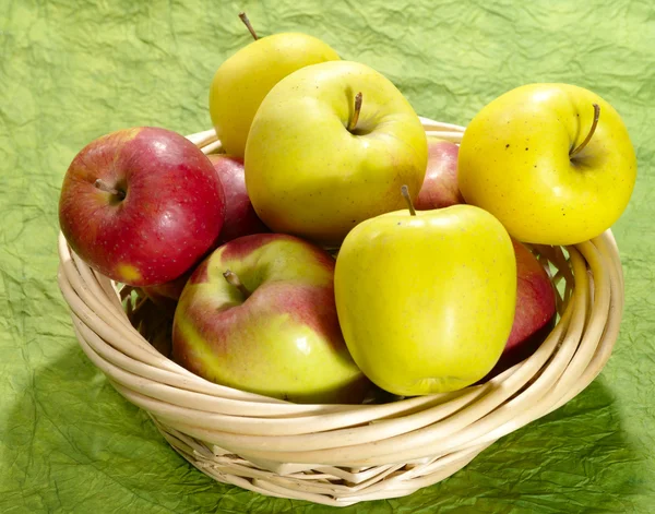 Fresh juicy apples on green background i — Stock Photo, Image