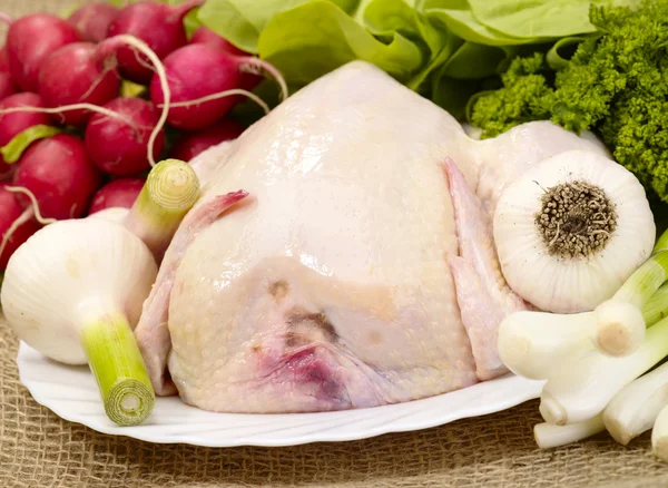 Pollo preparado para cocinar con especias —  Fotos de Stock