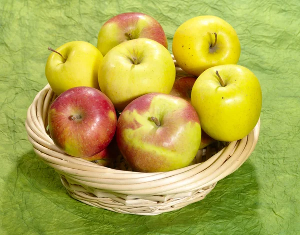 Fresh juicy apples on green background i — Stock Photo, Image