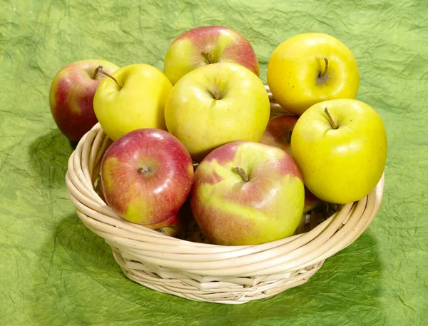 Свіжі соковиті яблука на зеленому фоні я — стокове фото
