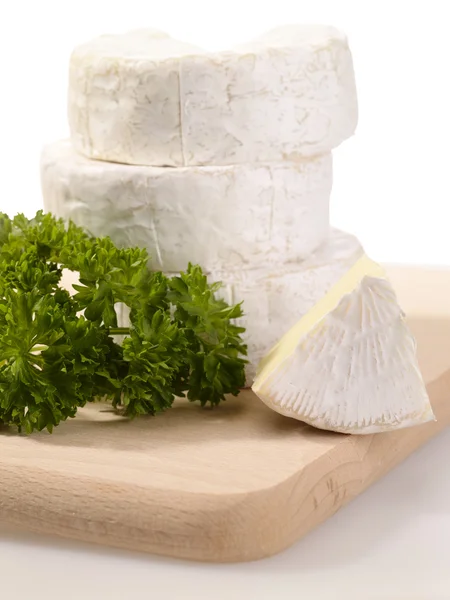 木製のパセリとカマンベール チーズ — ストック写真