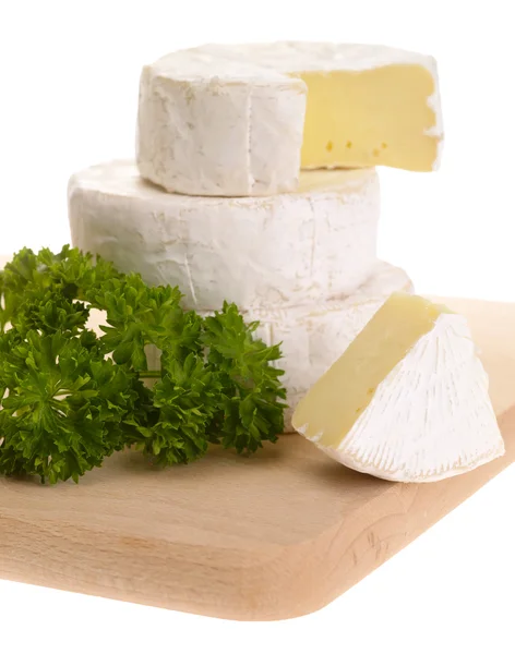 Camembert-Käse mit Petersilie auf Holz — Stockfoto