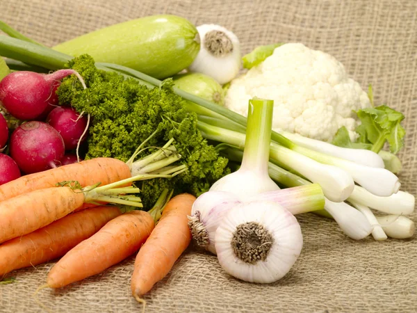 Légumes frais savoureux sur toile de jute — Photo