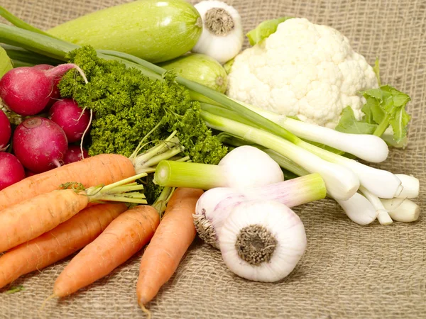 新鲜美味蔬菜上粗麻布 — 图库照片