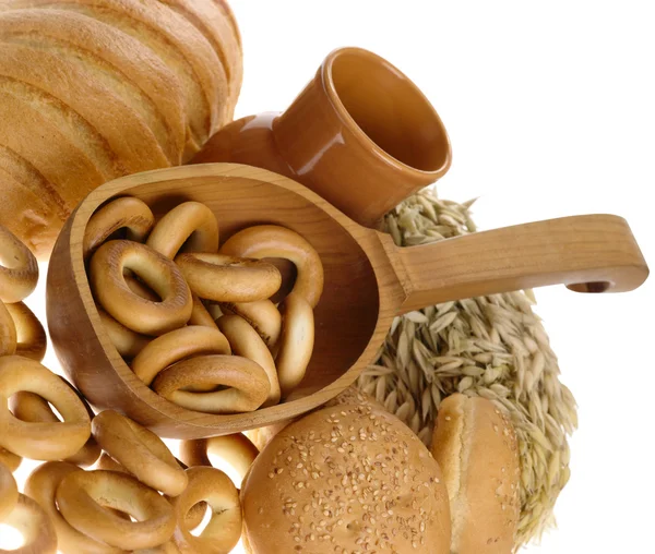 Вкусный хлеб и хлеб кольцо на белом — стоковое фото