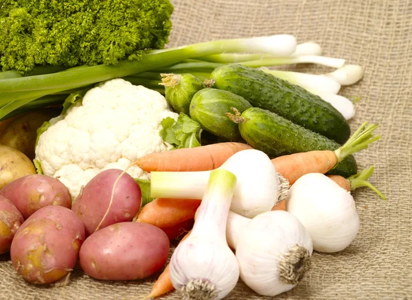 Свіжі смачні овочі на мішку — стокове фото