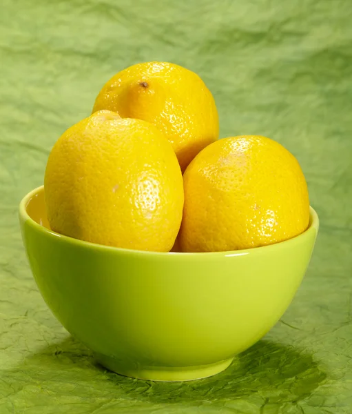 Friss, ízletes citromos gyümölcs zöld backgro — Stock Fotó