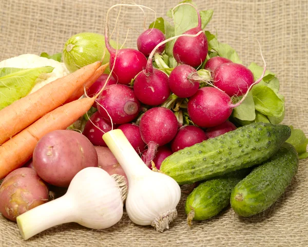 Verduras frescas sabrosas en la arpillera — Foto de Stock