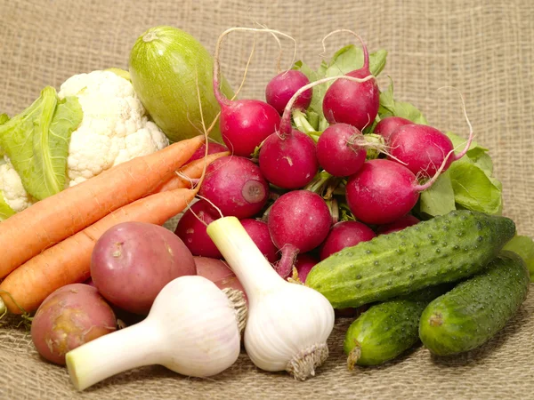 Čerstvá zelenina chutná na pytlovina — Stock fotografie