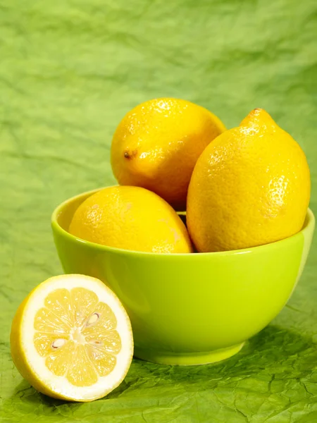 Fresco gustoso limone frutta su backgro verde — Foto Stock