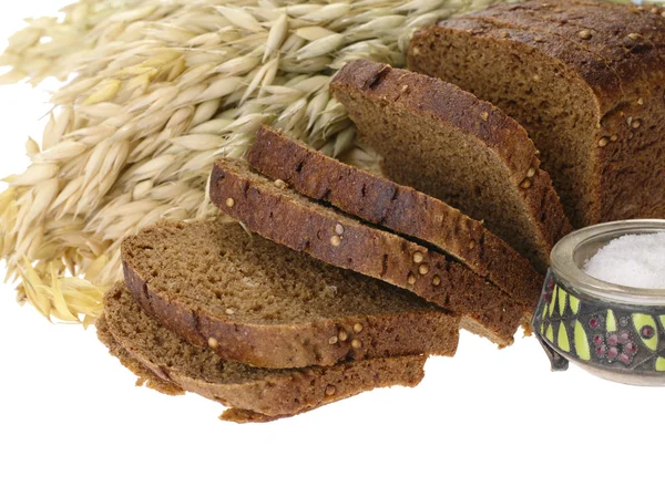 Delicioso pan sobre fondo blanco — Foto de Stock