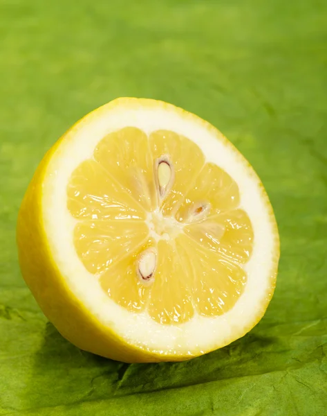Fresca fruta de limón sabrosa en backgro verde —  Fotos de Stock